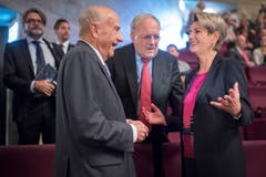 Auch heute noch immer für ein Spässchen zu haben: Altbundesrat Hans-Rudolf Merz, hier mit Bundesrat Johann Schneider-Ammann und Bundesratskandidatin Karin Keller-Sutter. (Bild: Benjamin Manser)