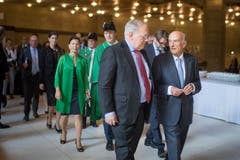 Bundesrat Johann Schneider-Ammann mit Alt-Bundesrat Hans-Rudolf Merz an der Eröffnung der Olma im Theater St.Gallen. (Bild: Benjamin Manser)