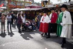 Der Rundgang führte auch durch den Jahrmarkt. (Bild: Benjamin Manser)