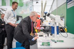 Bundesrat Johann Schneider-Ammann beim Rundgang durch die Olma-Hallen. (Bild: Benjamin Manser)