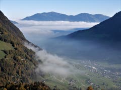 Oben schon blau und unten noch grau ! Aufgenommen am 10. Oktober bei der Bergstation Wirzweli um 10.00 Uhr. (Bild: Margrith Imhof-Röthlin)