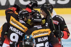 Berns Spieler feiern ihren Treffer zum 1:0. (Bild: Keystone/Peter Schneider (12. Oktober 2018))