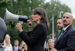 Die US-Botschafterin bei den Vereinten Nationen, Nikki Haley, hat überraschend ihren Rücktritt angekündigt. Haley werde ihr Amt zum Jahresende niederlegen, sagte US-Präsident Donald Trump. Die Hintergründe des Schrittes waren zunächst unklar.Bild: Seth Wenig/AP (New York, 27. September 2018)