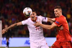 Der Schweizer Steven Zuber bereitet sich trotz der Störung durch Belgiens Thomas Meunier auf die Ballannahme vor. (Bild: Geert Vanden Wijngaert/AP Photo (Brüssel, 12. Oktober 2018))