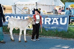 Ernst Lenherrs Enkel Luca präsentierte als Jungzüchter stolz sein Kälbli.