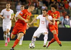 Der Schweizer Xherdan Shaqiri (2. v.r.) wird vom Belgier Axel Witsel (rechts) gestört. (Bild: Julien Warnand/EPA (Brüssel, 12. Oktober 2018))