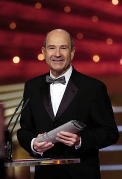 Peter Sauber freut sich im Rahmen der Verleihung des «SwissAward - Die Millionen-Gala» über seinen Preis in der Kategorie Wirtschaft. An derselben Veranstaltung wird er später auch zum «Schweizer des Jahres 2005» gekürt. (Bild: Steffen Schmidt/Keystone (Zürich, 14. Januar 2006))
