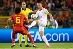 Der Schweizer Granit Xhaka (rechts) kämpft um den Ball gegen den Belgier Axel Witsel.(Bild: Ennio Leanza/Keystone (Brüssel, 12. Oktober 2018)).