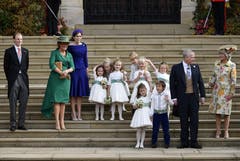Sarah Ferguson (im grünen Kleid), rechts von ihr Princess Beatrice, Prinz Andrew (2.v.r.), neben ihm der kleine Prinz George und die kleine Prinzessin Charlotte. (Bild: Toby Melville/Pool via AP (Windsor, 12. Oktober 2018))