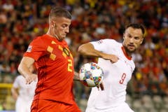 Der Schweizer Haris Seferovic (rechts) im Duell um den Ball gegen den Belgier Toby Alderweireld. (Bild: Julien Warnand/EPA (Brüssel, 12. Oktober 2018))