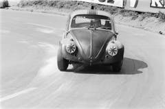 Peter Sauber 1968 am Steuer eines getunten VW-Hegglin auf der Rennstrecke in Fällanden. (Bild: Keystone/str)