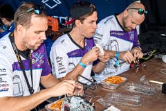 Essen und reparieren: Vor dem Rennen brauchen Piloten eine Stärkung. (Bild: Ueli Frey)