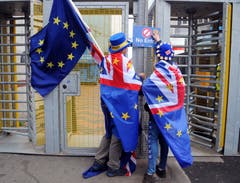 London und Bern wollen nach dem Austritt des Vereinigten Königreichs aus der EU ihre Beziehungen so weit wie möglich beibehalten. Gegenwärtig regeln die bilateralen Verträge mit der EU die Beziehungen. Der Bundesrat ist bestrebt, die gegenseitigen Rechte und Pflichten aus der EU beizubehalten und in bestimmten Bereichen auszubauen. Bild: Rui Vieira/AP (Birmingham, 2. Oktober 2018)