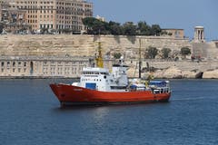 Das Rettungsschiff Aquarius soll unter Schweizer Flagge in See stechen, um Flüchtlinge zu retten. Das fordern über 27 000 Menschen in einer Petition an den Bundesrat und das Parlament. Das Rettungsschiff Aquarius liegt seit letztem Donnerstag im südfranzösischen Marseille und sucht einen neuen Flaggenstaat. Bild: Domenic Aquilina/EPA (Valletta, 15. August 2018)