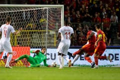 Der Schweizer Torhüter Yann Sommer kämpft um den Ball gegen Belgiens Romelu Lukaku (2.v.r.). (Keystone/Ennio Leanza (Brüssel, 12. Oktober 2018)).