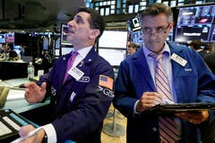 Der Schweizer Aktienmarkt SMI hat den vergangene Woche eingeleiteten Sinkflug noch beschleunigt. Seit vergangenem Donnerstag hat der Leitindex derzeit beinahe 500 Punkte nachgegeben. Zuvor hatten in den USA die Börsen einen ihrer schlimmsten Tage im laufenden Jahr erlebt.Bild: Richard Drew/AP (New York, 11. Oktober 2018)