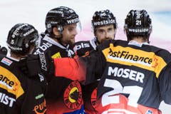 Zu Beginn des dritten Drittels fällt dann aber doch das 2:0 für den SC Bern. Adam Almquist (v.l.), Thomas Rüfenacht, Mark Arcobello und Simon Moser feiern den Treffer. Am Ende gewinnen die Berner 3:0. (Bild: Keystone/Peter Schneider (12. Oktober 2018))