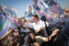 In Brasilien zieht der Rechtspopulist Jair Bolsonaro mit einem klaren Vorsprung in die Stichwahl um das Präsidentenamt vom 28. Oktober. Der 63-jährige Ex-Militär errang in der ersten Wahlrunde 46,03 Prozent der Stimmen. Sein stärkster Konkurrent Fernando Haddad von der linken Arbeiterpartei kam auf 29,28 Prozent.Bild: Andre Coelho/Bloomberg (Taguatinga, 5. September 2018)