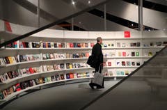 Am Mittwoch ist in Frankfurt die diesjährige Buchmesse gestartet, die heute zu Ende geht. Gastland ist Georgien. Zum 70-jährigen Bestehen hat die Buchmesse auch das Thema Menschenrechte ins Zentrum gerückt. Zudem ist das Thema «Publizieren im Eigenverlag» immer stärker präsent. Rund 7500 Aussteller aus 110 Ländern treten auf.Bild: Friedemann Vogel/EPA (Frankfurt a.M., 9. Oktober 2018)