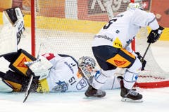 Zugs Torhüter Tobias Stephan (links) und Fabian Haberstich halten den EVZ hier gemeinsam im Spiel - vorerst noch. (Bild: Keystone/Peter Schneider (12. Oktober 2018))
