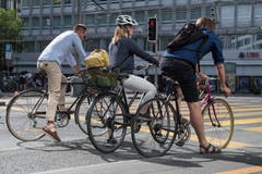 Auf Autobahnen soll das Rechtsvorbeifahren erlaubt sein, und Velofahrende sollen bei Rot rechts abbiegen dürfen – mit diesen und weiteren Punkten will der Bundesrat den Verkehr verflüssigen. Er hat dazu am Mittwoch die Vernehmlassung eröffnet.Bild: Boris Bürgisser (Luzern, 28. Mai 2018)