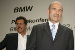 Die Übernahme: BMW-Motorsportchef Mario Theissen (links) und Peter Sauber verkünden an einer Pressekonferenz, dass der deutsche Autohersteller die Mehrheit am Schweizer Rennstall übernehmen wird. (Bild: Timm Schamberger/AFP (München, 22. Juni 2005)).