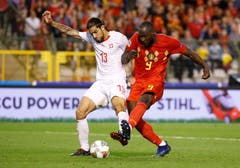 Der Schweizer Ricardo Rodriguez (links) schirmt den Ball gegen Belgiens Romelu Lukaku ab. (Bild: Julien Warnand/EPA (Brüssel, 12. Oktober 2018))