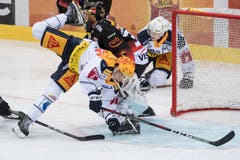 Zugs Reto Suri (vorne) gerät im Duell gegen Berns Goalie Leonardo Genoni ins Straucheln. (Bild: Keystone/Peter Schneider (12. Oktober 2018))