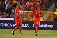 Auch für das zweite Tor der Belgier kann sich Romelu Lukaku (rechts) von Teamkollege Vincent Kompany feiern lassen. (AP Photo/Geert Vanden Wijngaert)