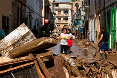 Nach dem verheerenden Unwetter auf Mallorca mit anschliessenden Überflutungen sind am Dienstagabend mindestens zwölf Menschen ums Leben gekommen, darunter drei Deutsche. Innerhalb von zwei Stunden stürzten 233 Liter/m2 vom Himmel.Bild: Francisco Ubilla/AP (Sant Llorenc, 11. Oktober 2018)