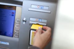 Bisher mussten viele Privatkunden von Postfinance nichts für die Kontoführung zahlen. Nun führt sie 2019 für alle eine Gebühr von 5 Franken monatlich ein. Ausgenommen sind Privatkunden, die Anlageprodukte von mindestens 25000 Franken halten oder eine Lebensversicherung oder Hypothek bei der Postfinance abgeschlossen haben.Bild: Gaetan Bally/Keystone (Bern, 16. Juli 2012)