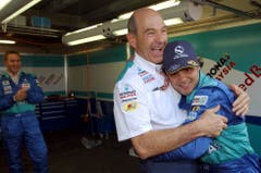 Peter Sauber umarmt nach dem GP von Monaco 2004 seinen Fahrer Felipe Massa. Der Brasilianer erreichte im Fürstentum den fünften Rang. (Jimmy Froideveaux/Keystone (23. Mai 2004))