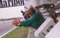 Peter Sauber jubelt an der Boxenmauer von Barcelona seinem Fahrer Johnny Herbert zu. Der Brite belegte den hervorragenden fuenften Rang. (Bild: Jimmy Froidevaux/Keystone (25.Mai 1997))