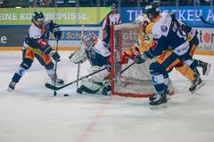 Marc-Antoine Pouliot (Biel) gegen Dominik Schlumpf, Torhüter Tobias Stephan und Livio Stadler (Zug). (Bild: Marc Schumacher/freshfocus (Zug, 13. Oktober 2018)