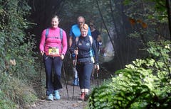 Zahlreiche Walker legen die 21,1 Kilometer mit Stöcken zurück. (Bild: Andy Mettler/Swiss Image)