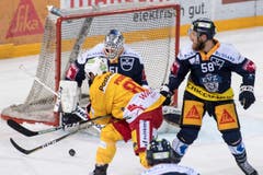 Torhüter Tobias Stephan, Mitte, und Jesse Zgraggen, rechts, von Zug im Spiel gegen Marco Pedretti, links, von Biel. (Bild: KEYSTONE/Urs Flueeler (Zug, 13. Oktober 2018))