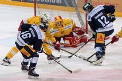 Torhüter Elien Paupe, Mitte, von Biel im Spiel gegen Lino Martschini, links, und Yannick Lammer, rechts, von Zug. (Bild: KEYSTONE/Urs Flueeler (Zug, 13. Oktober 2018))