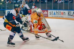 Jesse Zgraggen (Zug) gegen Marco Pedretti (Biel). (Bild: Marc Schumacher/freshfocus (Zug, 13. Oktober 2018)