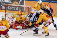 Torhüter Elien Paupe, links, von Biel im Spiel gegen Yannick Zehnder, Mitte, von Zug beim Eishockey Meisterschaftsspiel in der Qualifikation der National League zwischen dem EV Zug und dem EHC Biel. (Bild: KEYSTONE/Urs Flueeler (Zug, 13. Oktober 2018))