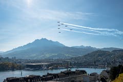 Fliegerstaffel über Luzern. (Bild: Gregor Gander-Thür, 12. Oktober 2018)