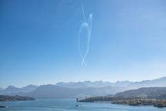 Fliegerstaffel über dem Luzerner Seebecken. (Bild: Gregor Gander-Thür (Luzern, 12. Oktober 2018))