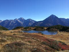 Auf dem Sunniggrat angekommen geniesst man die herrliche Aussicht auf die Berge und das Seeli. (Bild: Urs Gutfleisch (Sunniggrat, 12. Oktober 2018))