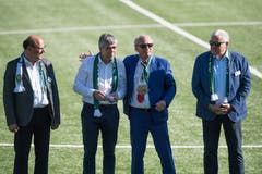 Die Festredner von links: Gemeinderat Matthias Senn, SCK-Ehrenpräsident Werner Baumgartner, Regierungsrat Paul Winiker und Gemeinderat Franco Faéapplaudieren dem Ehrenpräsident Werner Baumgartner. (Bild: Boris Bürgisser (Kriens, 13. Oktober 2018))