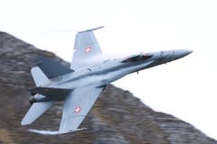 Die F/A 18 zeigten am diesjährigen Axalpschiessen ihre hohe Einsatzbereitschaft. (Bild: Xaver Husmann (Axalp, 11. Oktober 2018))