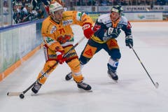 Julian Schmutz (Biel) gegen Johan Morant (Zug). (Bild: Marc Schumacher/freshfocus (Zug, 13. Oktober 2018)