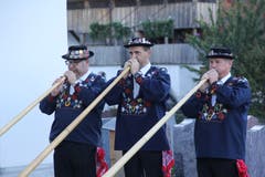 Das Alphorntrio Tells Apfelschuss empfing vor dem Festgottesdienst die Gäste. (Bild: Paul Gwerder, Bürglen, 14. Oktober 2018)