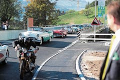 Die Erstbefahrer der Oberdorfstrasse sorgen für einen beabsichtigten Stau. (Bild: Roger Zbinden (Walchwil, 13. Oktober 2018))