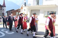 Die Sennenfamilie beim farbenfrohen Festumzug. Sennenvater Kari Herger (zweiter von links) mit seiner Frau Doris. (Bild: Paul Gwerder, Bürglen, 14. Oktober 2018)