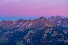 Dieses Jahr erleben wir eine wunderschöne Herbstzeit. Der Sonnenuntergang auf dem Stanserhorn in Richtung Osten gesehen zeigt rosa die letzten Tagesfarben. Über dem Brisen in der Bildmitte zeigt sich bereits ein streifen Blaue Stunde. (Bild: Gildo Moscatelli (12. Oktober 2018))