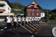 Die Alphorngruppe Echo vo de Bärenegg sorgt für Stimmung. (Bild: Roger Zbinden (Walchwil, 13. Oktober 2018))